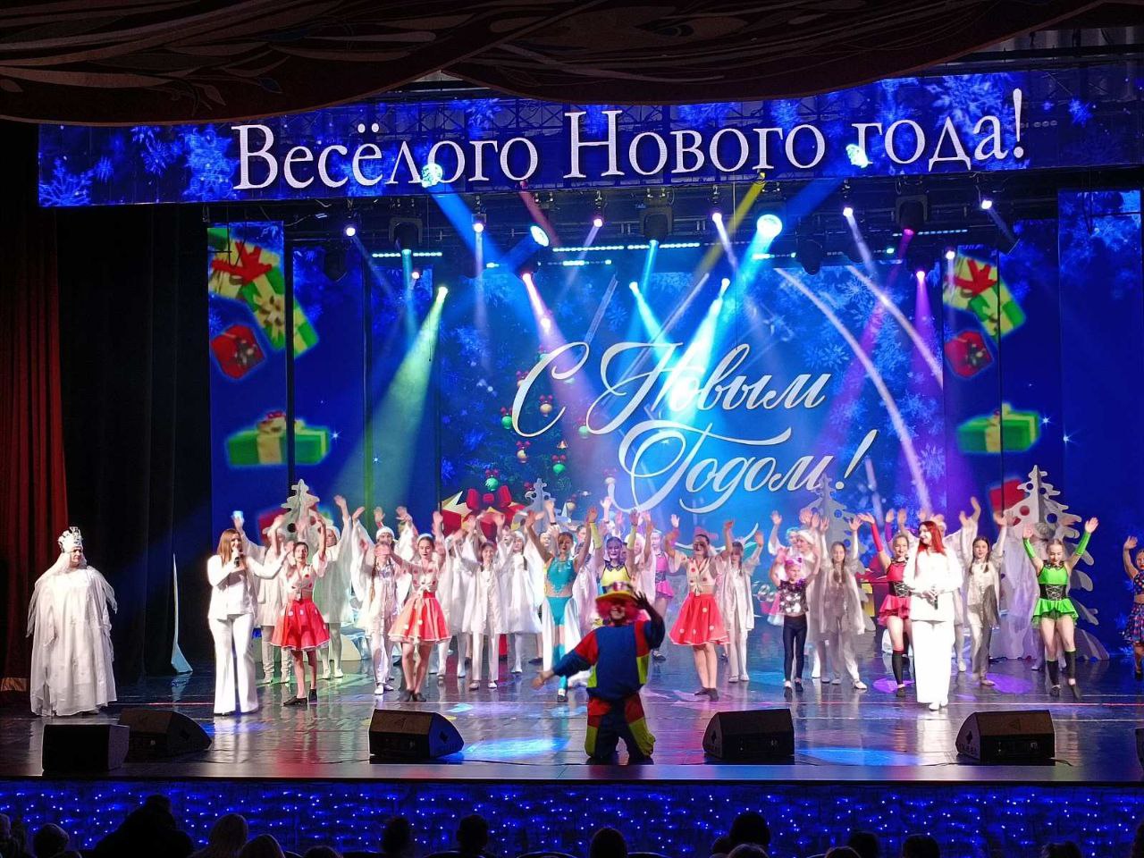 Во Дворце культуры им. М. Горького г. Борисова 23 декабря был дан старт проведению новогодних утренников.
